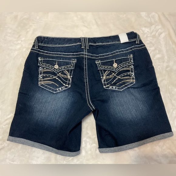 ✨3/$20✨ Maurices Dark Indigo Bermuda Cuffed Jean Shorts size 16 - Picture 2 of 6